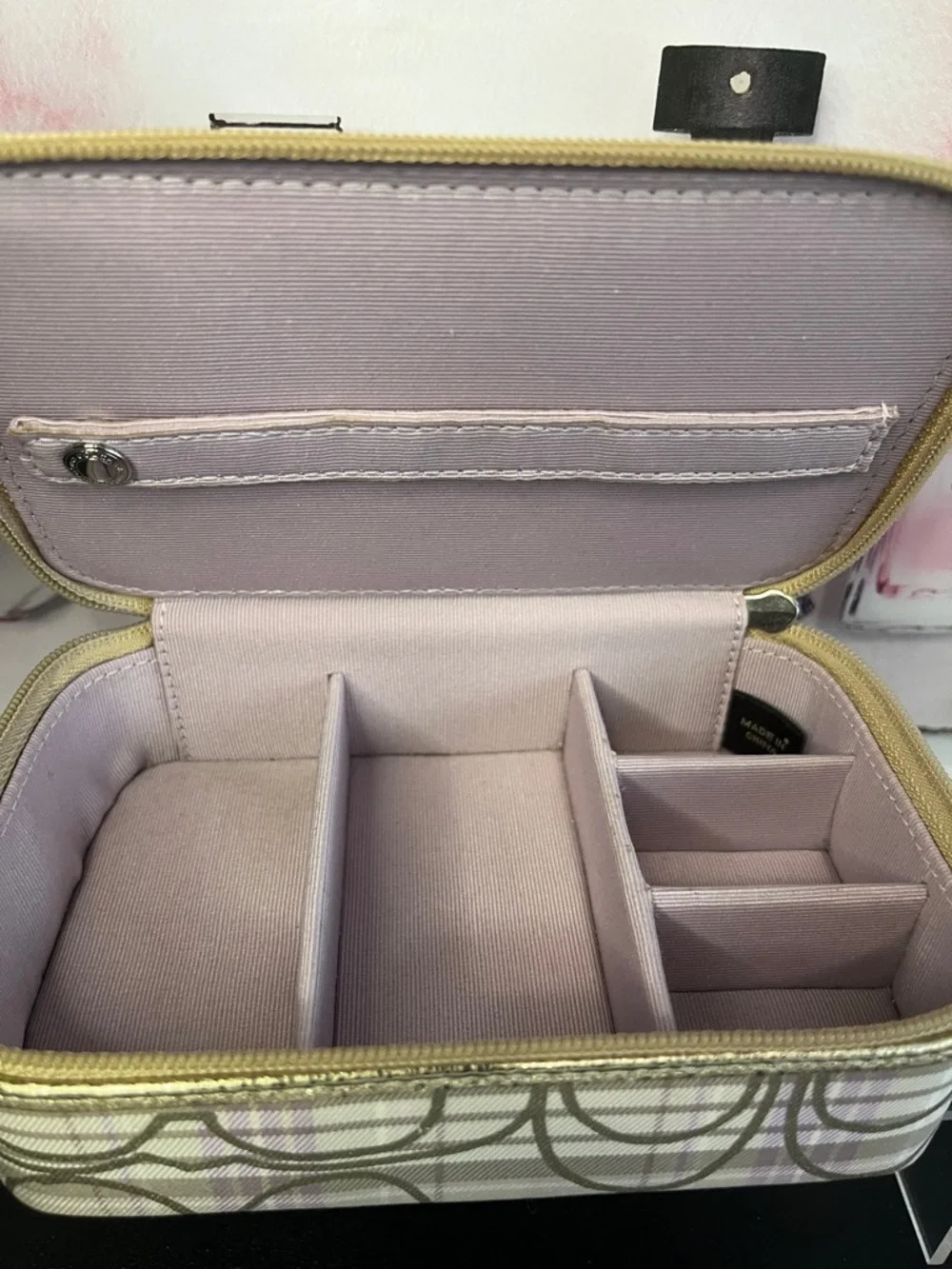 Coach lilac and beige w/gold detailsPatterned Travel Jewelry Case EUC✨ - Picture 3 of 6